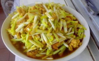 蒜黄炒鸡蛋：一道家常美食的制作与品味