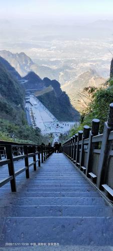 8月去张家界旅游穿什么衣服 夏天去湖南张家界热吗-第1张图片-其人生活百科